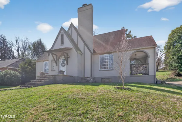 $263,300 | 142 Campbell Avenue, Marion, VA 24354