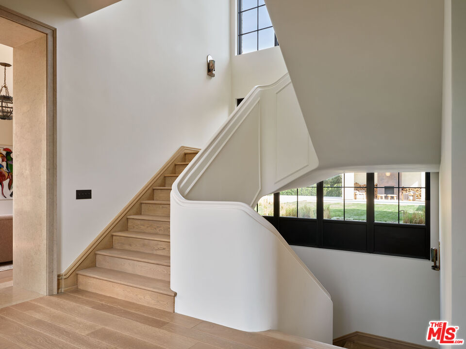 694 North Tigertail Road Los Angeles, CA 90049 - Photo 16 of 34 a view of entryway