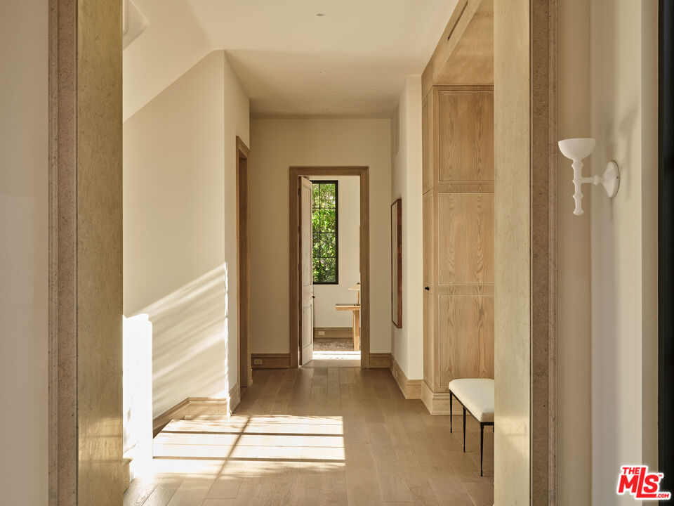 694 North Tigertail Road Los Angeles, CA 90049 - Photo 17 of 34 a view of a bathroom with a tub and shower