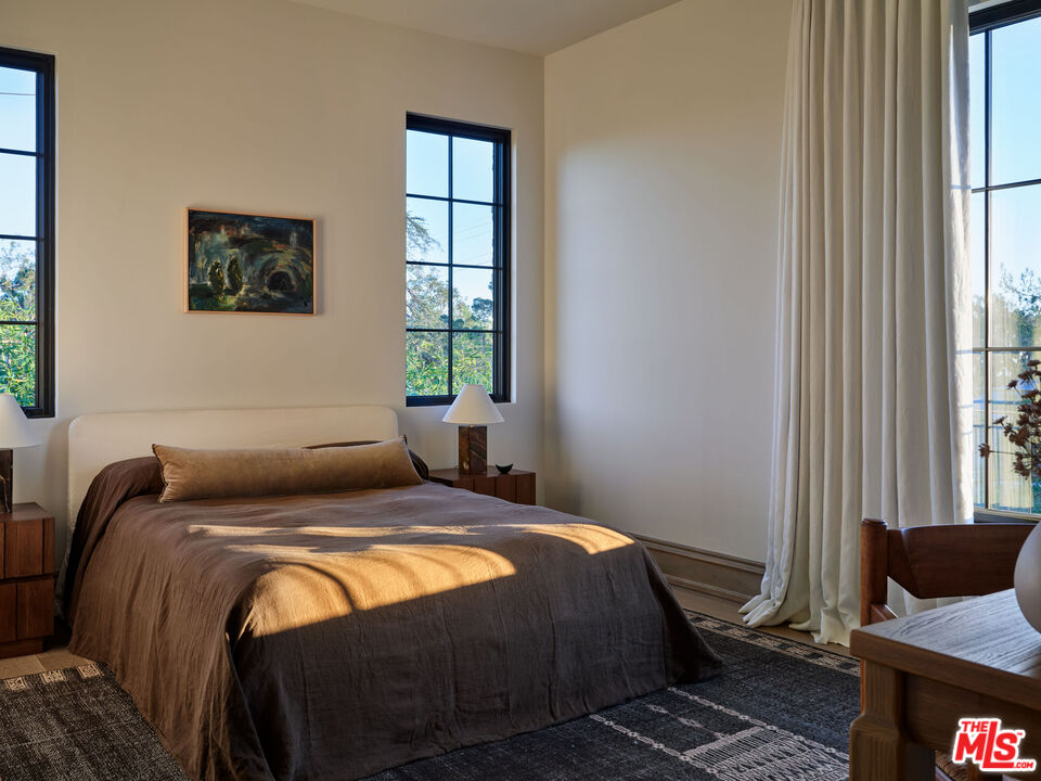 694 North Tigertail Road Los Angeles, CA 90049 - Photo 23 of 34 a bedroom with a bed and window
