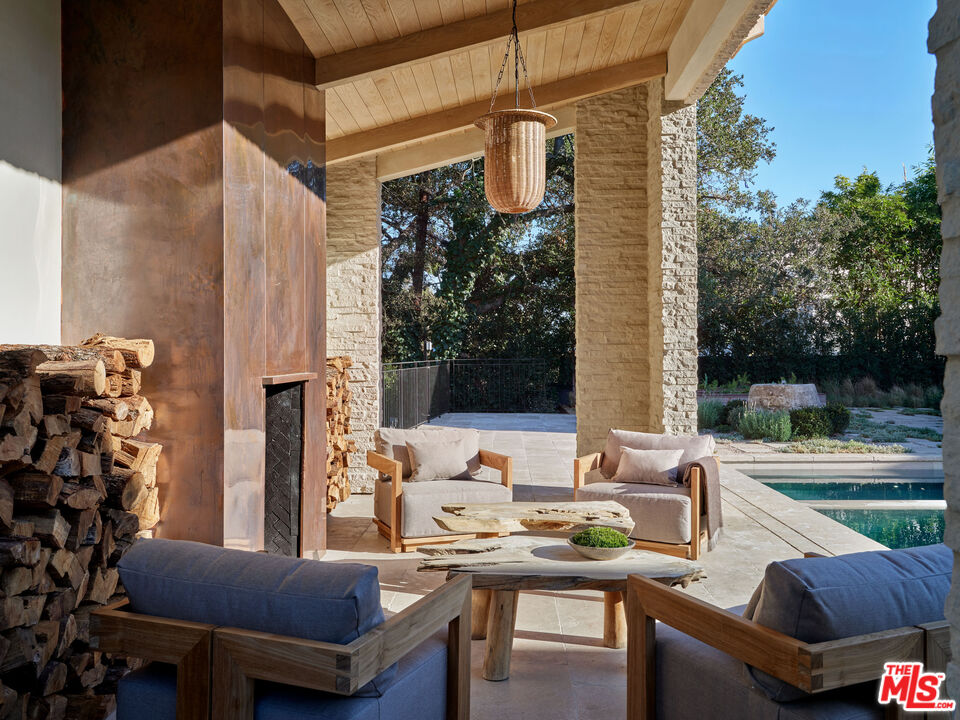 694 North Tigertail Road Los Angeles, CA 90049 - Photo 7 of 34 a view of a patio with a table and chairs
