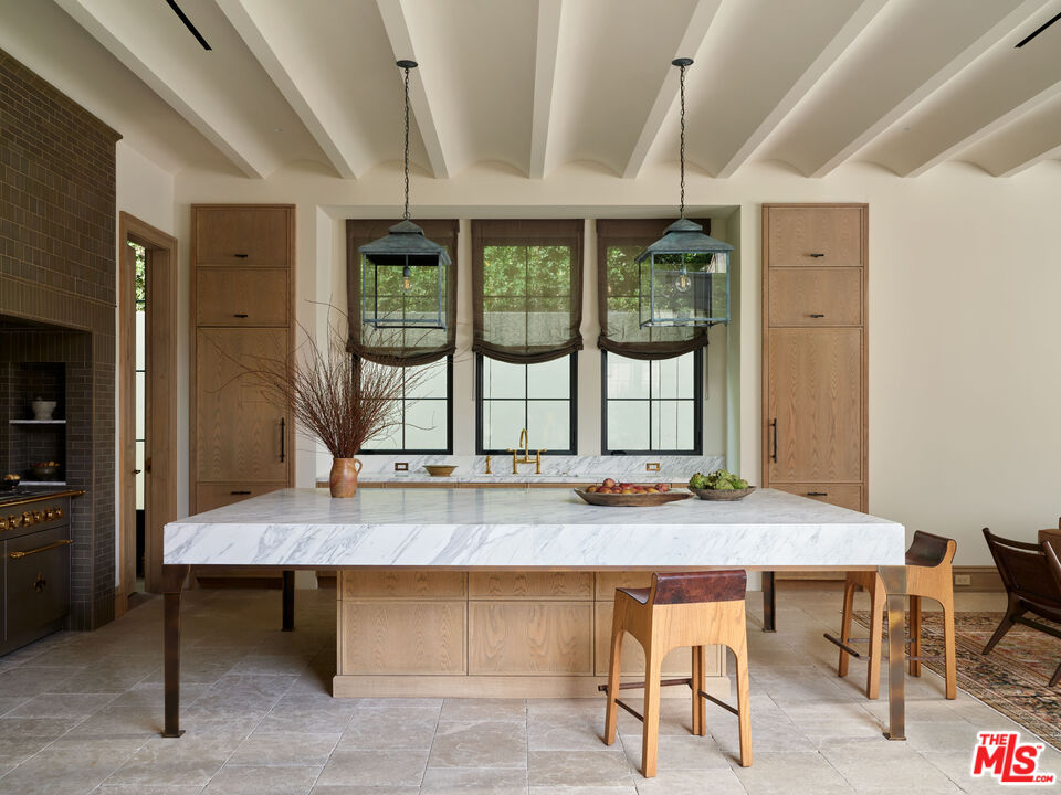 694 North Tigertail Road Los Angeles, CA 90049 - Photo 10 of 34 a view of hall with furniture