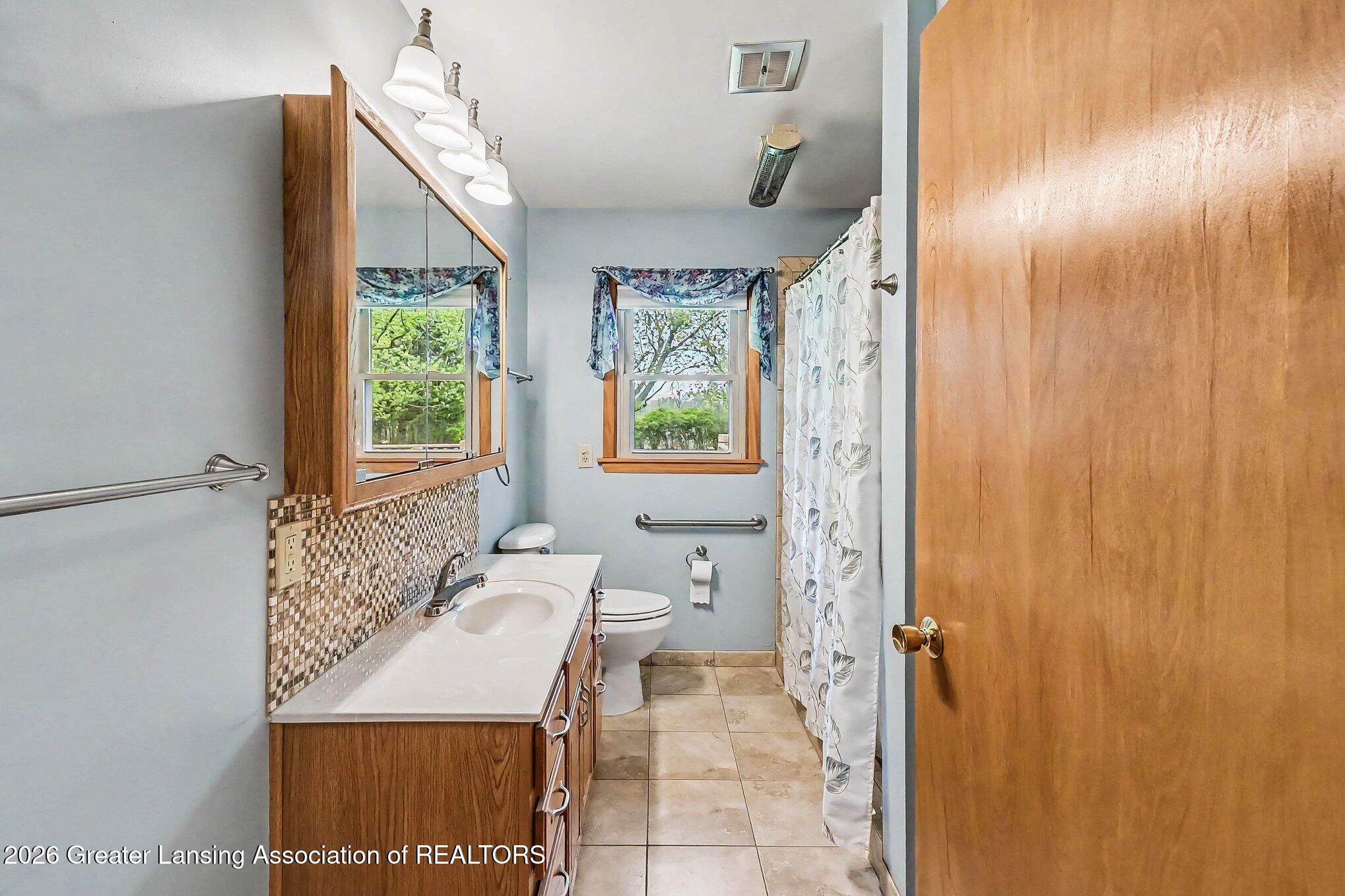 15515 Wood Road Lansing, MI 48906 - Photo 10 of 24 10-Main Bath