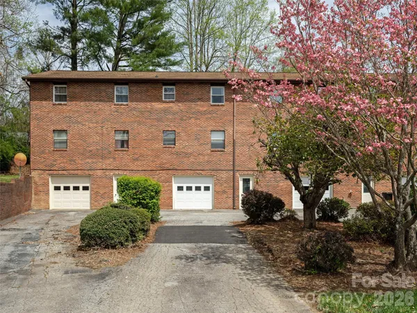 $195,000 | 103 Oakwood Place, Unit 4, Hendersonville, NC 28792