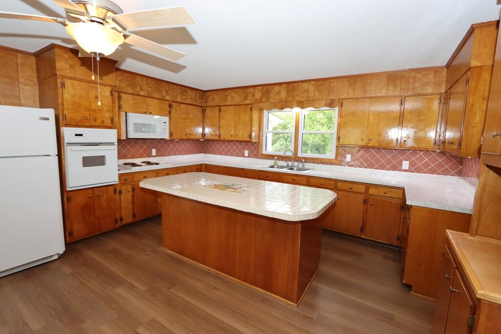 37358 Lee Highway Glade Spring, VA 24340 - Photo 7 of 37 8