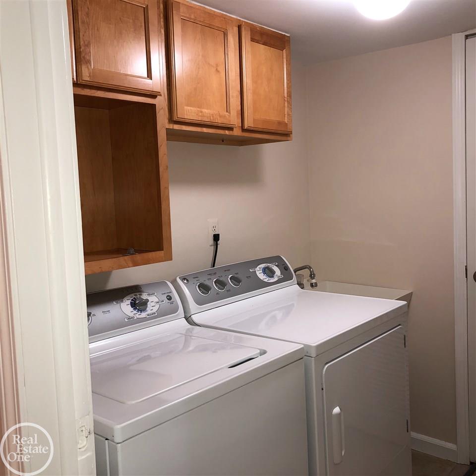 1653 Riverside Drive Rochester, MI 48309 - Photo 6 of 8 31397041-5.JPG