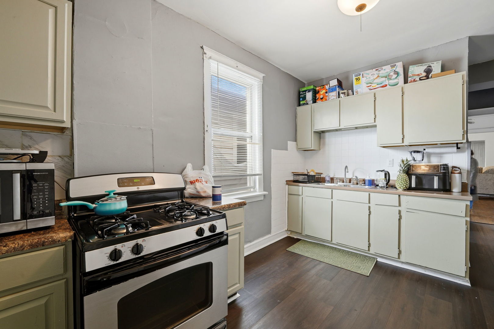 7923 South Carpenter Street Chicago, IL 60620 - Photo 21 of 34 a kitchen with cabinets and appliances