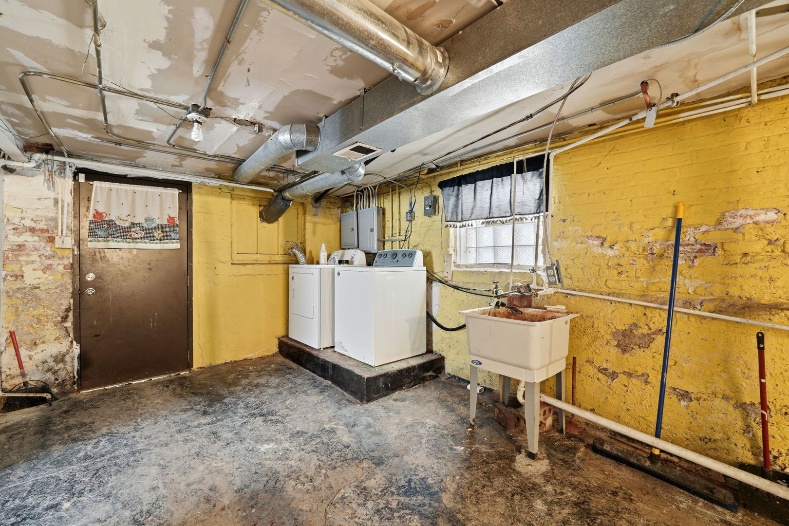 7923 South Carpenter Street Chicago, IL 60620 - Photo 28 of 34 a room with gym equipment