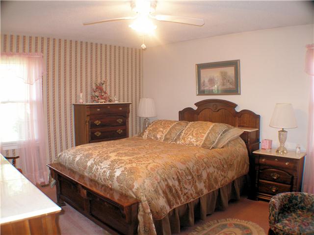 1077 Liberty Road Winchester, TN 37398 - Photo 15 of 20 Master bedroom has carpet, ceiling fan, and full bath.