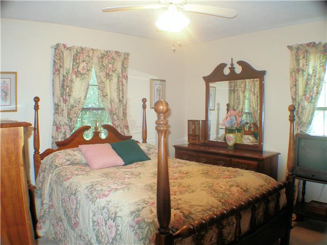 1077 Liberty Road Winchester, TN 37398 - Photo 17 of 20 Bedroom 2 has carpet, ceiling fan, and extra large closet.