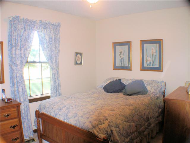 1077 Liberty Road Winchester, TN 37398 - Photo 18 of 20 Bedroom 3 has carpet and ceiling fan.