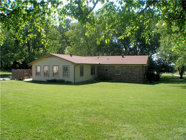 1077 Liberty Road Winchester, TN 37398 - Photo 4 of 20 Exterior of home is brick with wood-all very well maintained.
