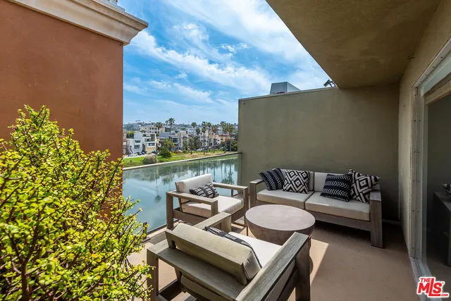 $1,149,000 | 6400 Pacific Avenue, Unit 306, Playa del Rey, CA 90293