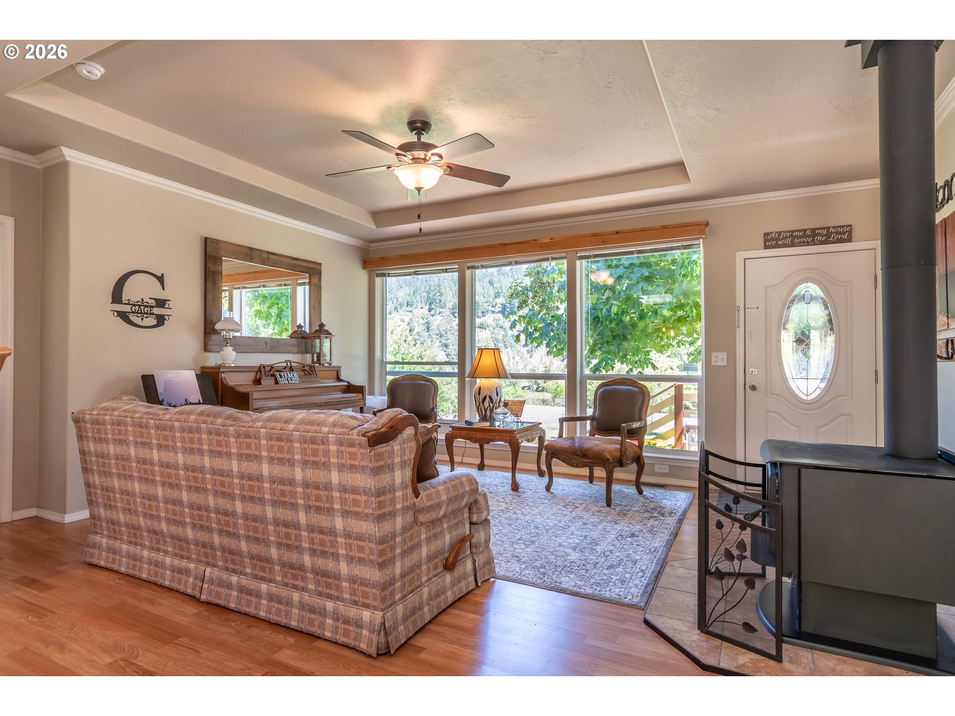 5833 Hubbard Creek Road Umpqua, OR 97486 - Photo 5 of 48 Living Room