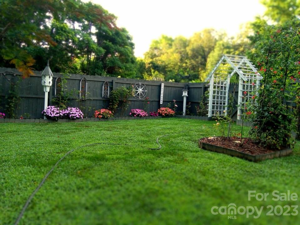 148 Freedom Road Hendersonville, NC 28792 - Photo 3 of 31 Gallery Image 3