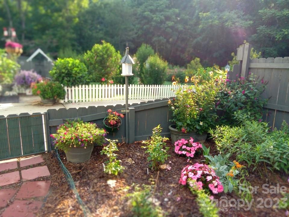 148 Freedom Road Hendersonville, NC 28792 - Photo 8 of 31 Gallery Image 8