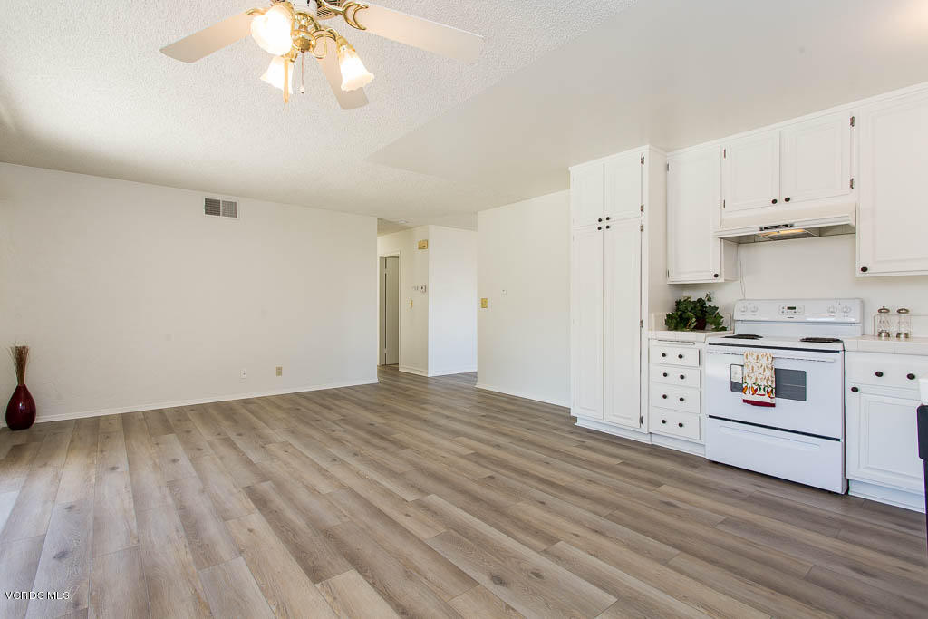 3904 Lecont Court Simi Valley, CA 93063 - Photo 4 of 35 04-3904 Lecont Court - HsHProd-7