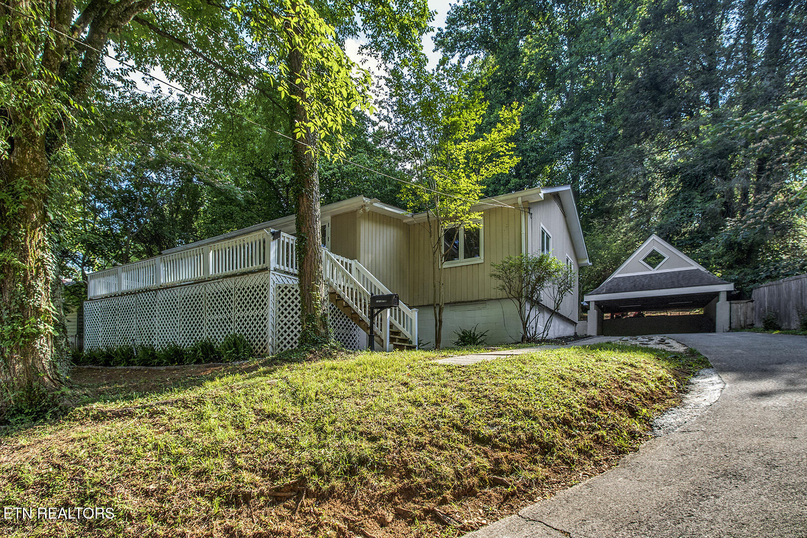 102 Oxford Road Oak Ridge, TN 37830 - Photo 2 of 59 02_OxfordRoad_102_FrontRight