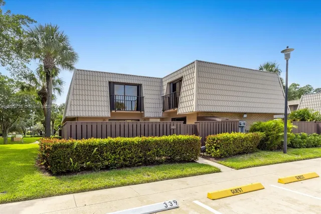 a view of a house with a back yard