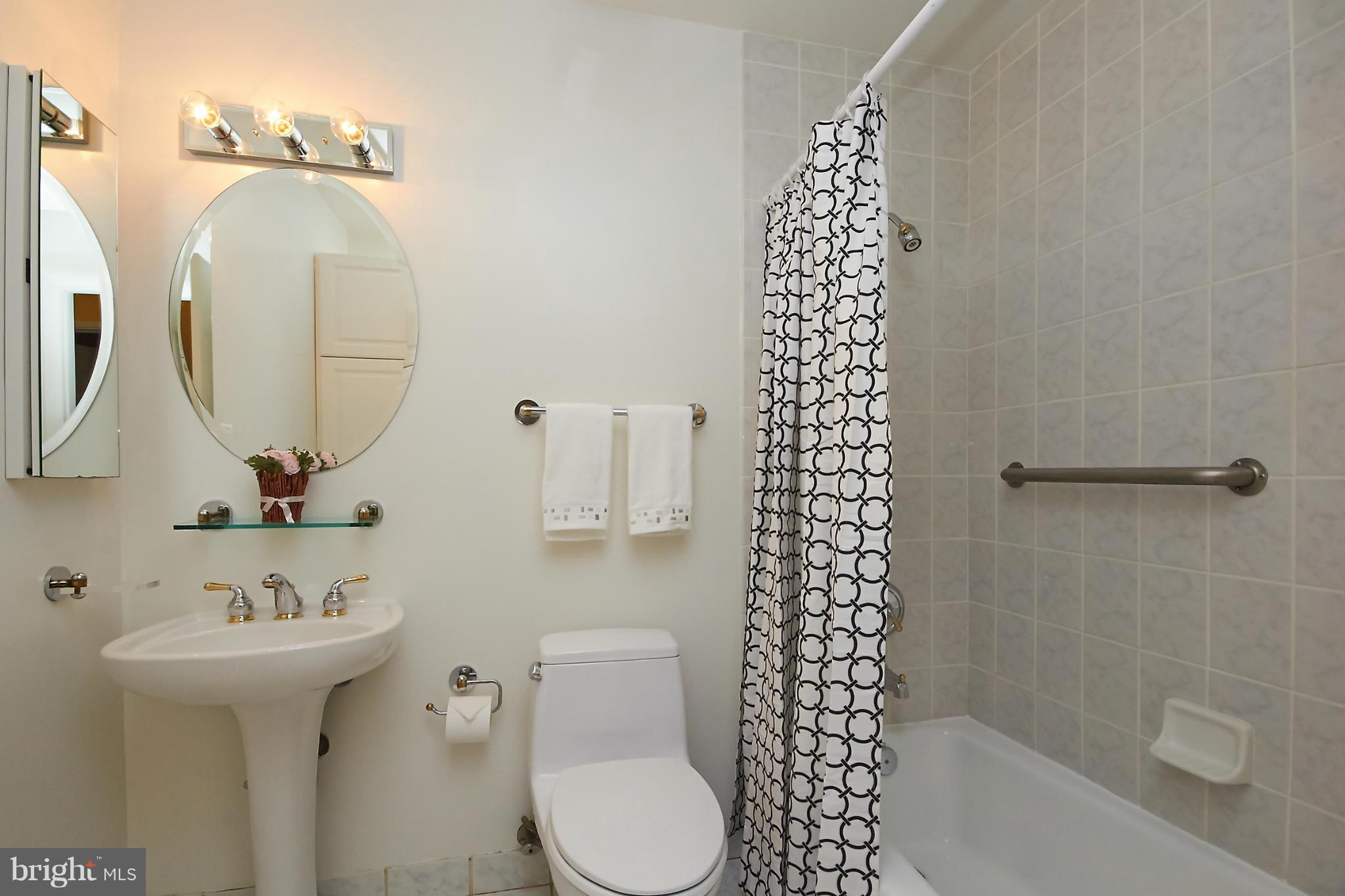 7614 Elgar Street Springfield, VA 22151 - Photo 19 of 30 Upper Hallway Bath