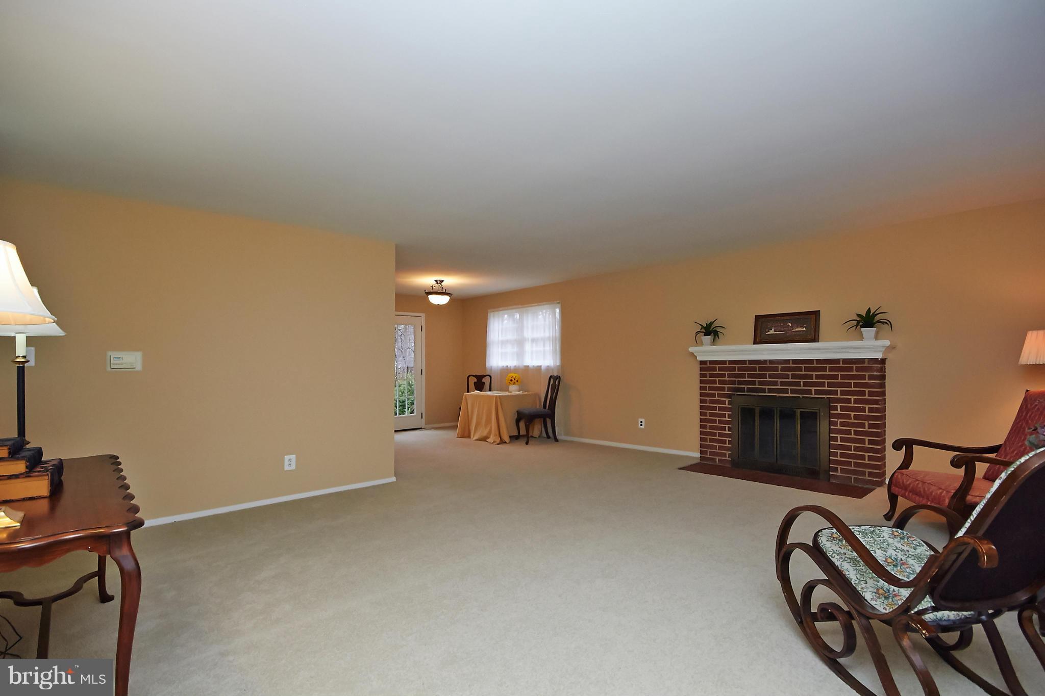 7614 Elgar Street Springfield, VA 22151 - Photo 4 of 30 Living Room
