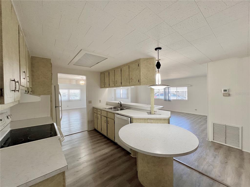 1100 South Belcher Road, Unit 781 Largo, FL 33771 - Photo 15 of 65 Kitchen with Built in dinette