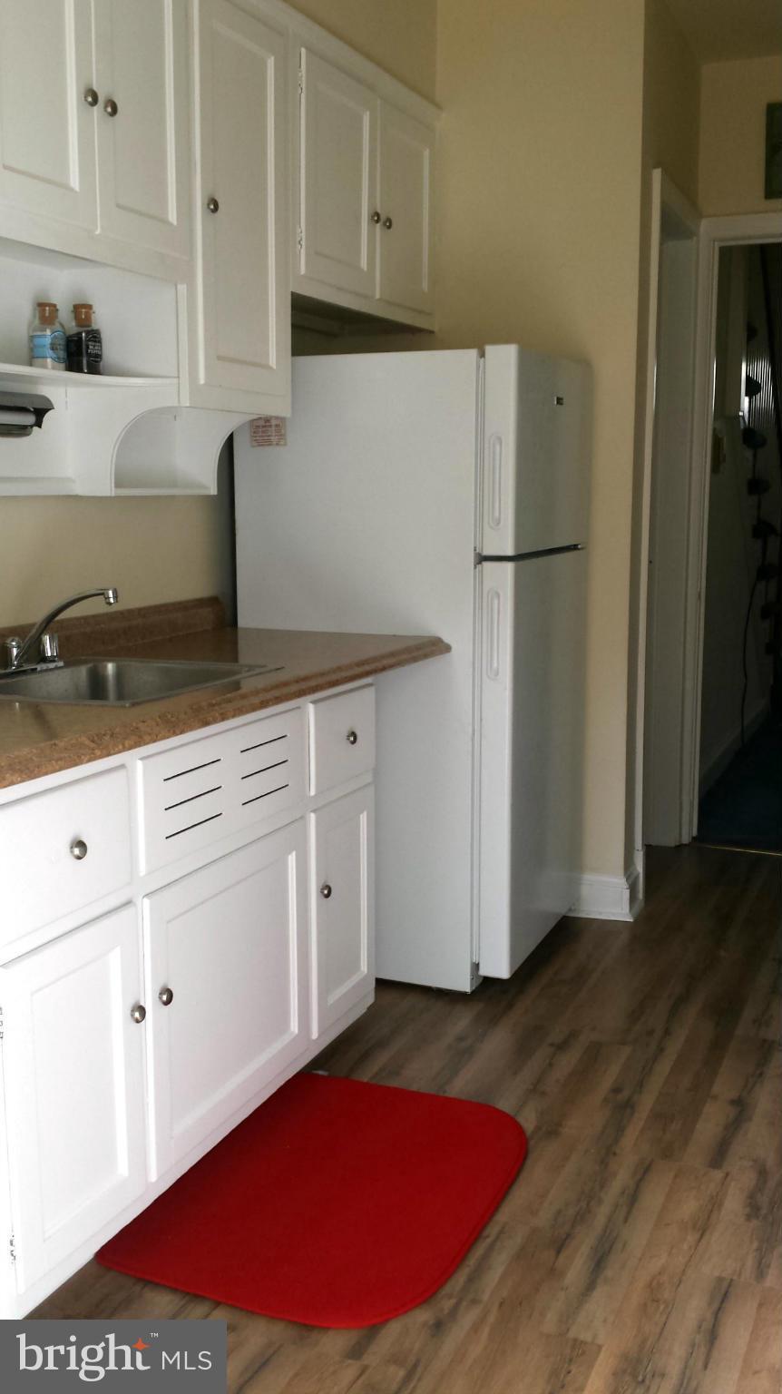 59 Burkshire Road Baltimore, MD 21286 - Photo 7 of 28 New Floor and Counter!