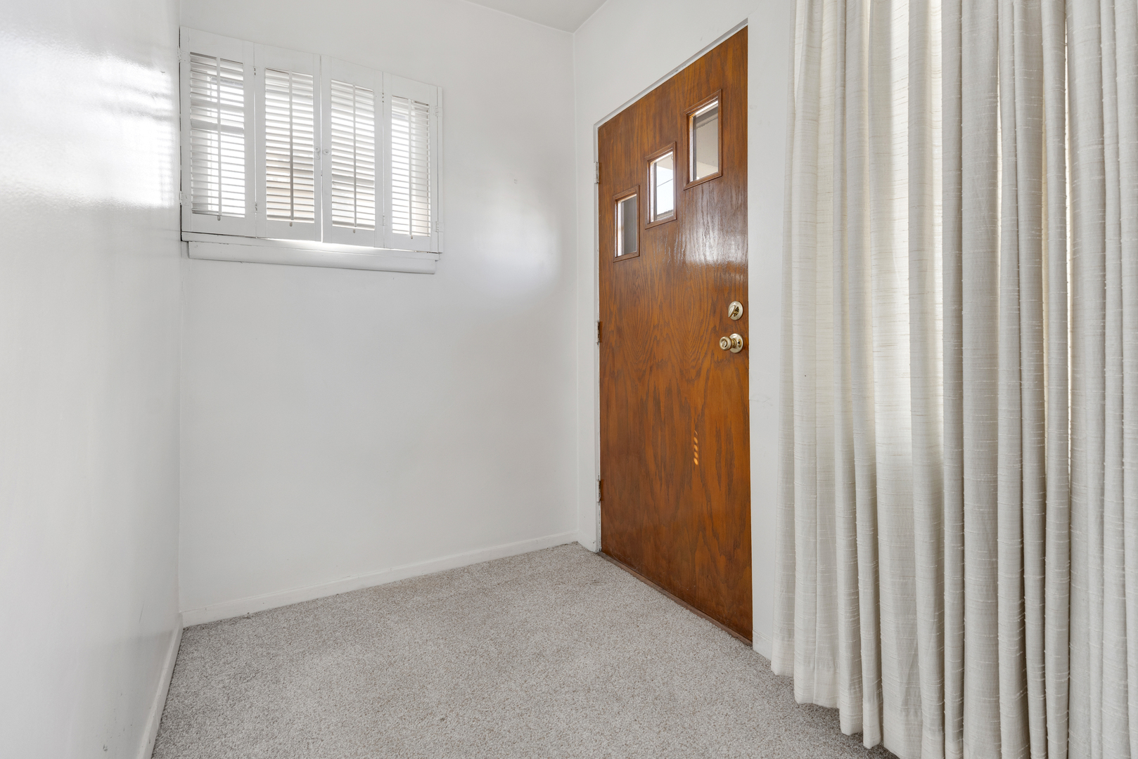 4601 Eberly Avenue Brookfield, IL 60513 - Photo 2 of 22 a view of an entryway with a hallway