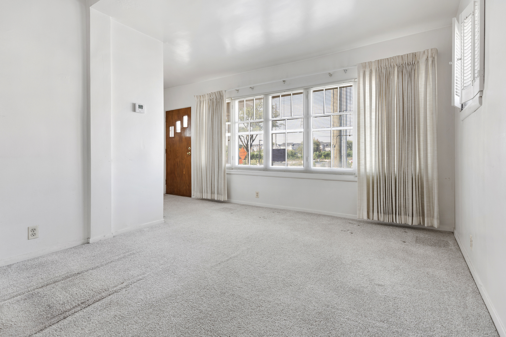 4601 Eberly Avenue Brookfield, IL 60513 - Photo 3 of 22 an empty room with windows