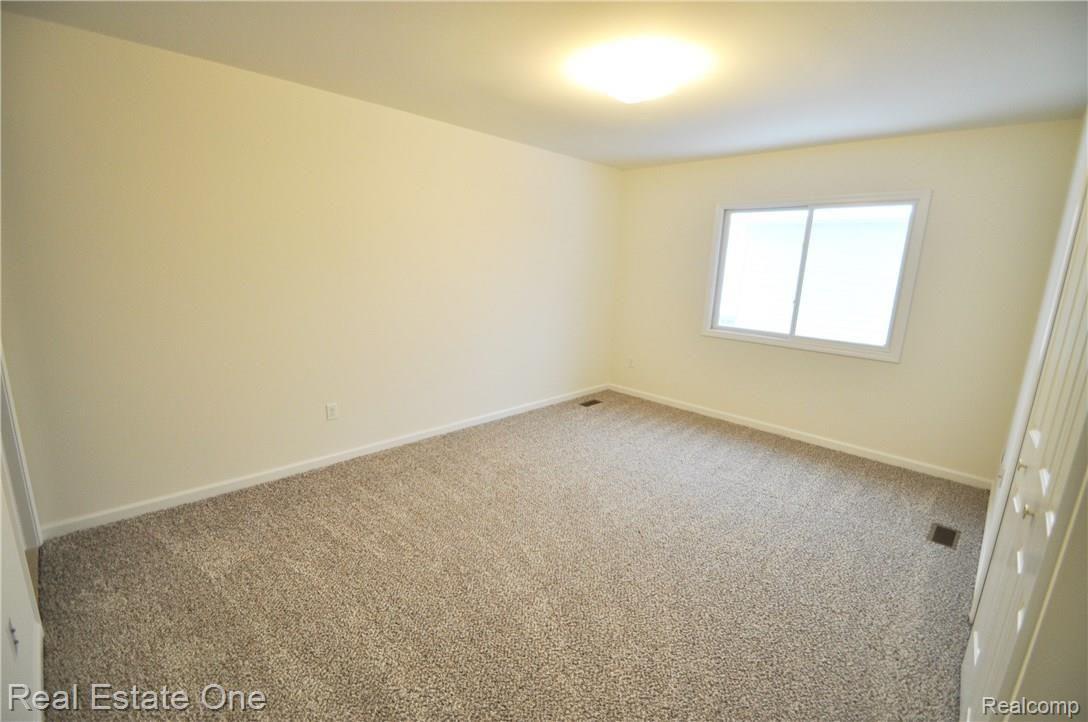 331 Mystic Valley Rochester, MI 48307 - Photo 28 of 39 29.JPG