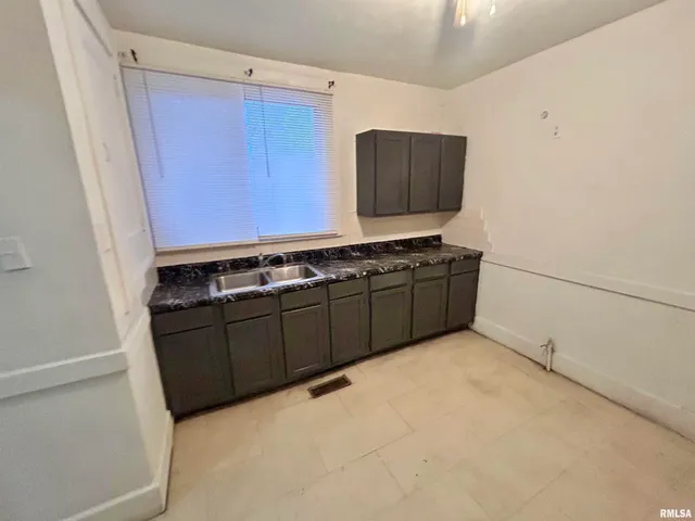 $69,000 | 401 West Elliott Avenue, Springfield, IL 62702