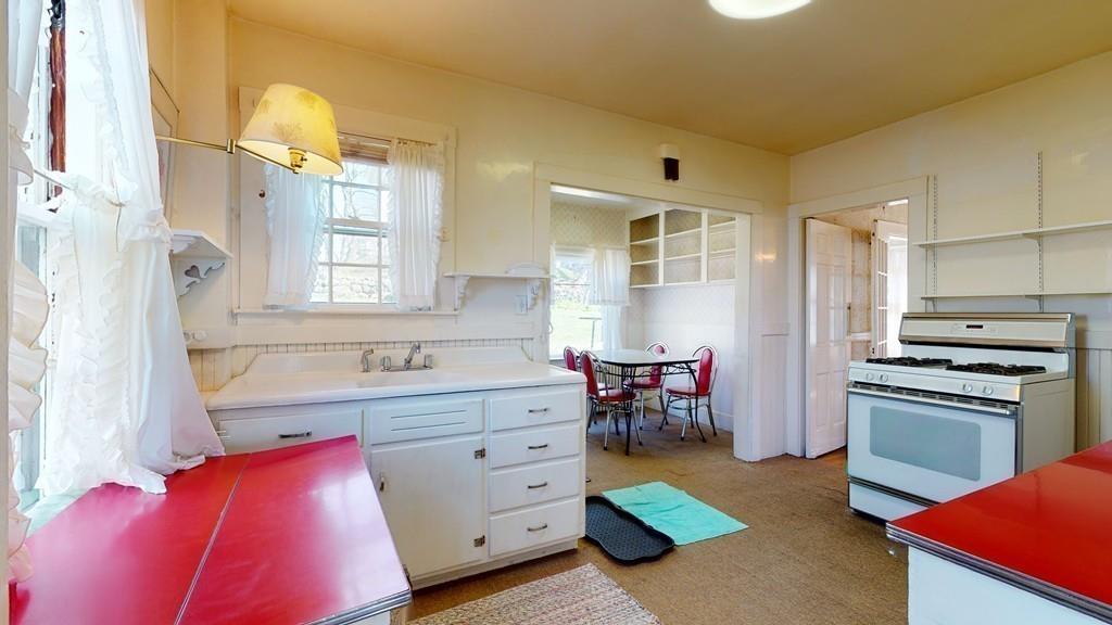 98 Stoneleigh Road Watertown, MA 02472 - Photo 17 of 36 Gallery Image 17
