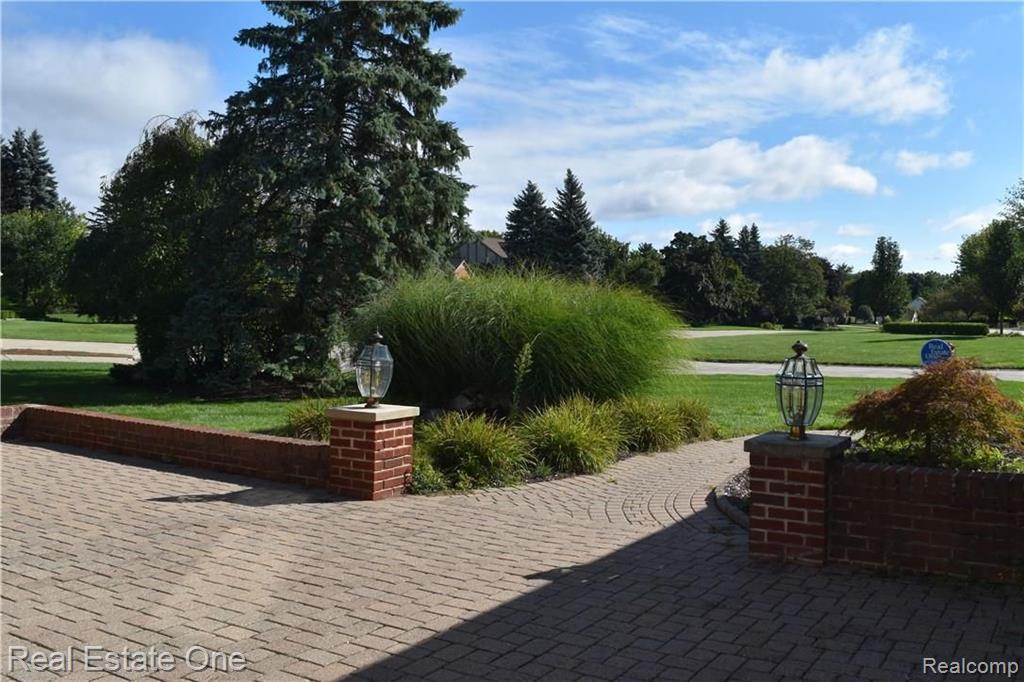 3544 Wedgewood Drive Rochester Hills, MI 48306 - Photo 2 of 26