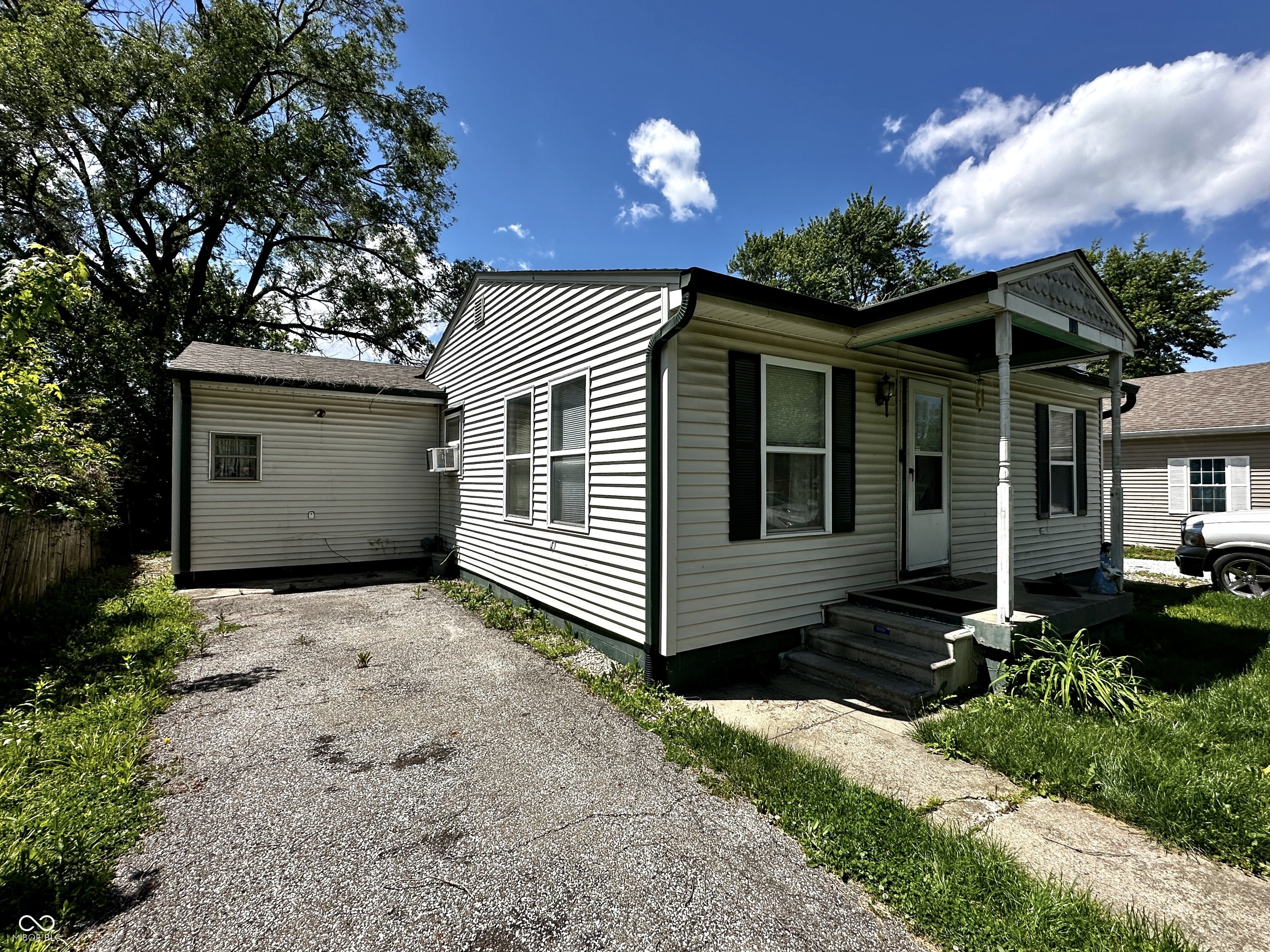 336 South Edgehill Road Indianapolis, IN 46241 - Photo 2 of 23