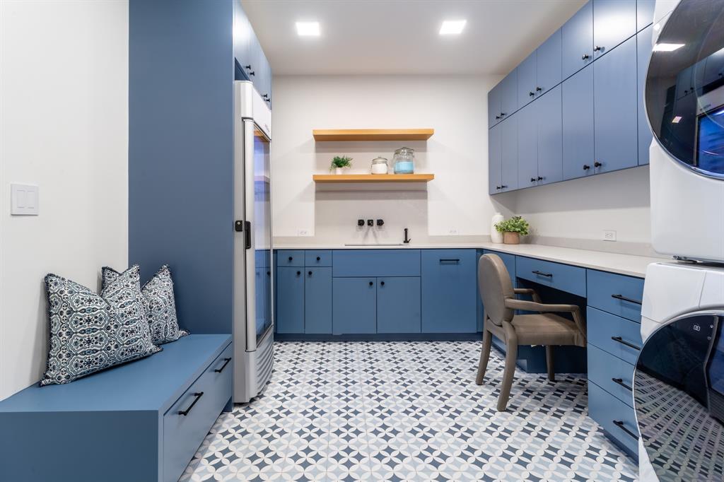 2300 Wolf Street, Unit 7D Dallas, TX 75201 - Photo 22 of 40 a room with furniture and window