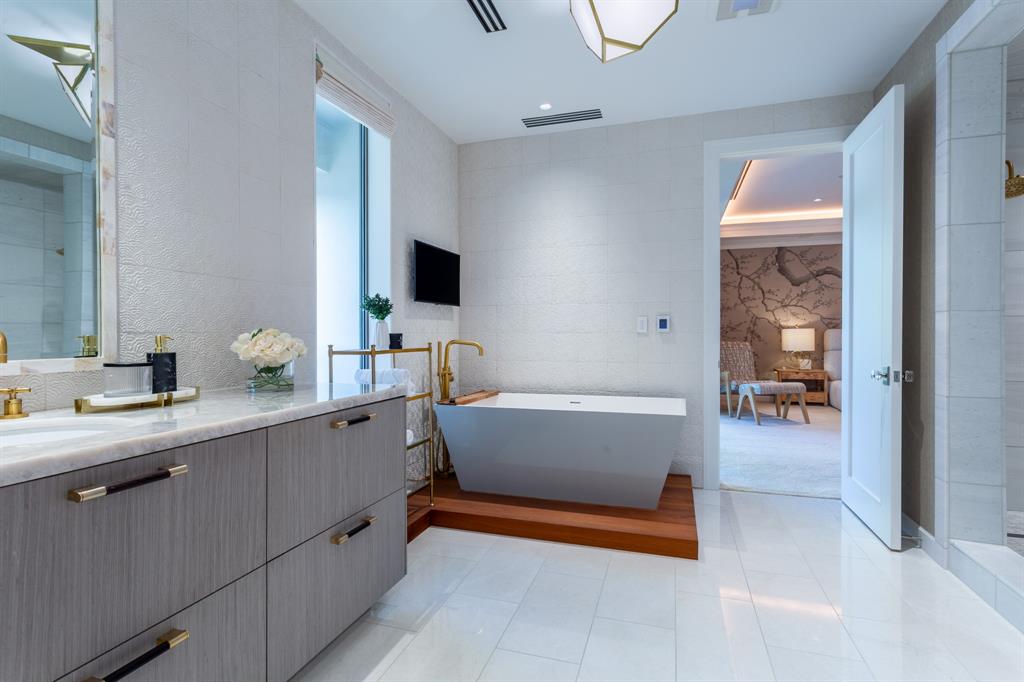 2300 Wolf Street, Unit 7D Dallas, TX 75201 - Photo 25 of 40 a bathroom with a tub sink and mirror