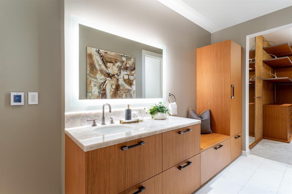 2300 Wolf Street, Unit 7D Dallas, TX 75201 - Photo 28 of 40 a spacious bathroom with a double vanity sink mirror and a bathtub