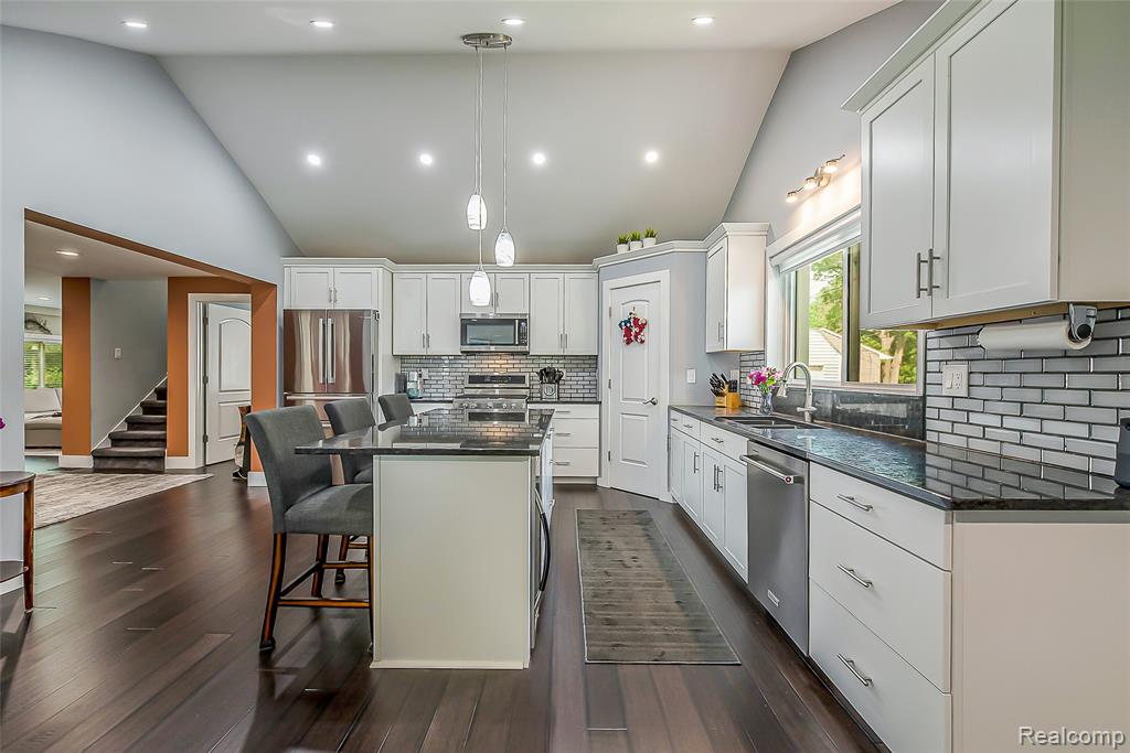 9137 Maltby Road Brighton, MI 48116 - Photo 12 of 41