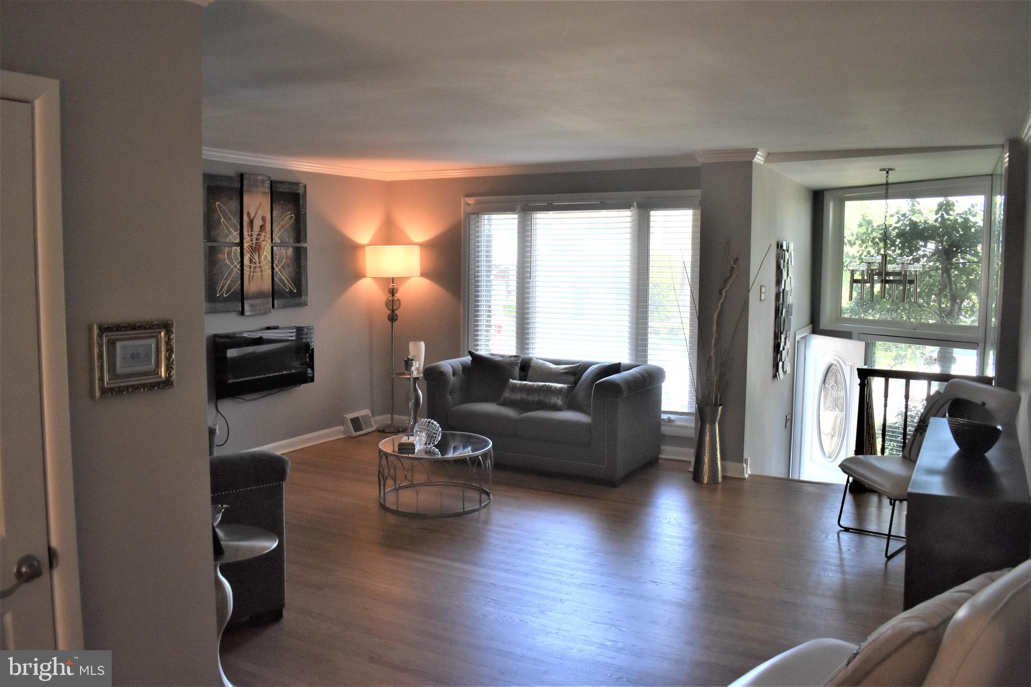 2742 West Country Club Road Philadelphia, PA 19131 - Photo 4 of 23 Living Room