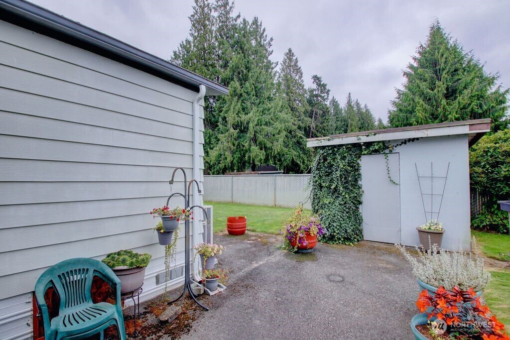 920 Maple Street, Unit 3 Sedro-Woolley, WA 98284 - Photo 7 of 18 a backyard of a house with seating space