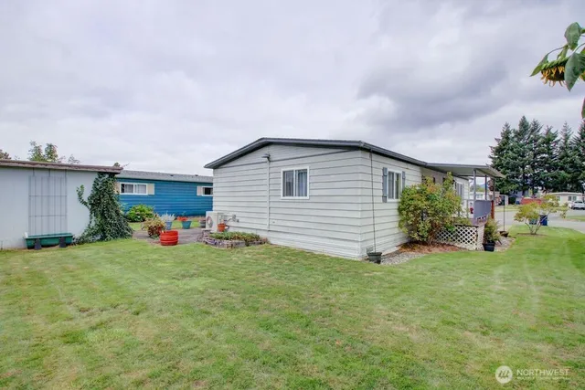 a view of a backyard