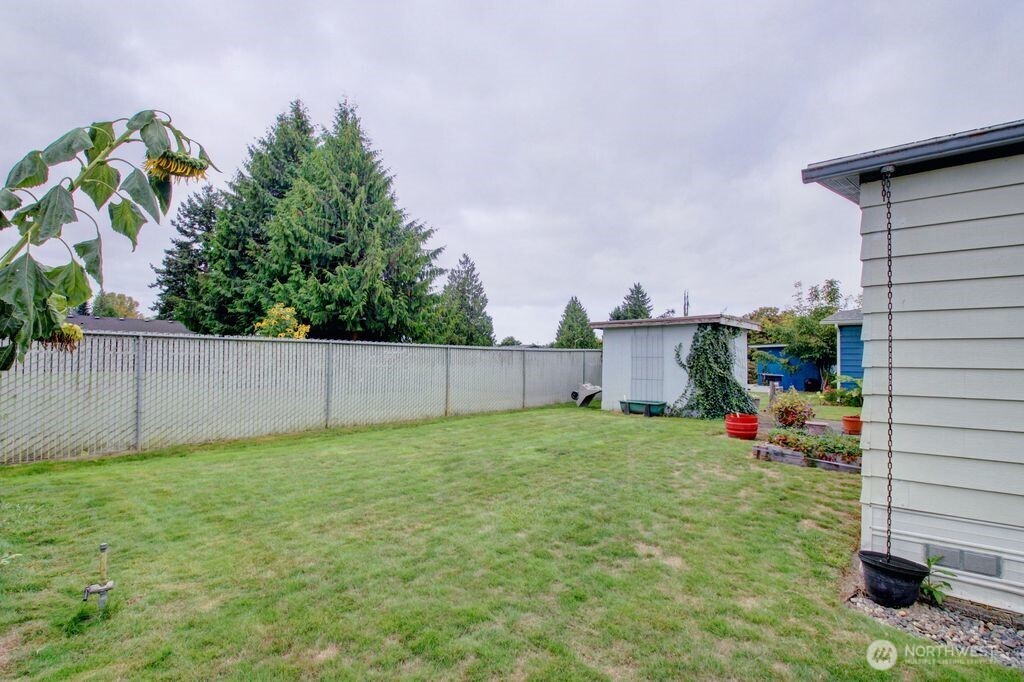 920 Maple Street, Unit 3 Sedro-Woolley, WA 98284 - Photo 9 of 18 a view of a backyard