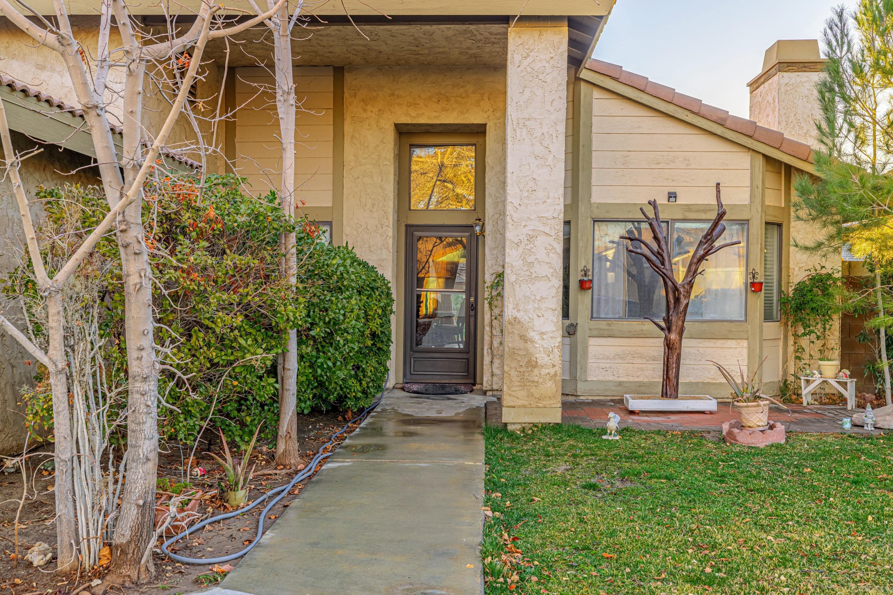 44052 Ruthron Avenue Lancaster, CA 93536 - Photo 2 of 24 JMY_2823-HDR