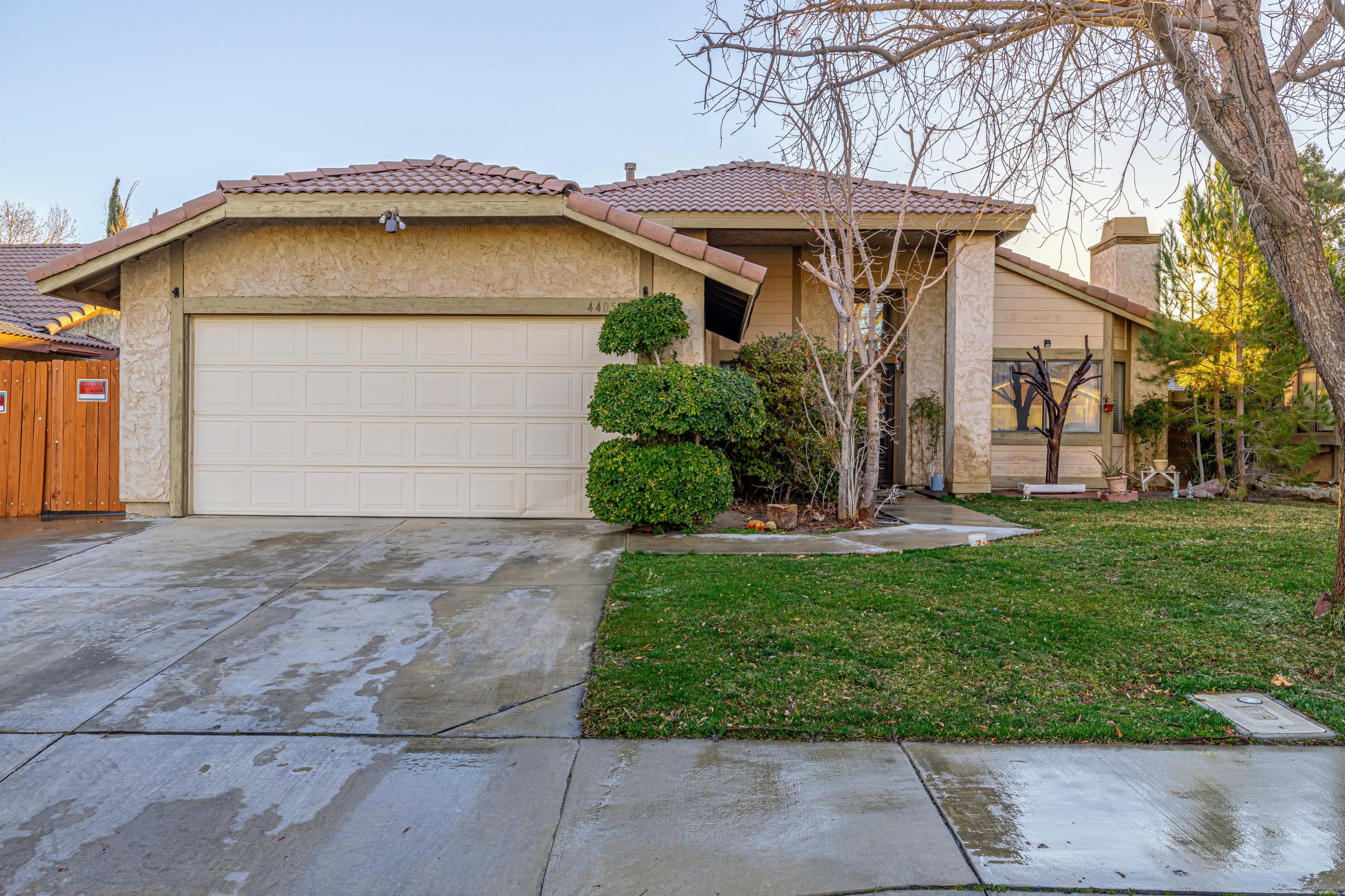44052 Ruthron Avenue Lancaster, CA 93536 - Photo 3 of 24 JMY_2829-HDR