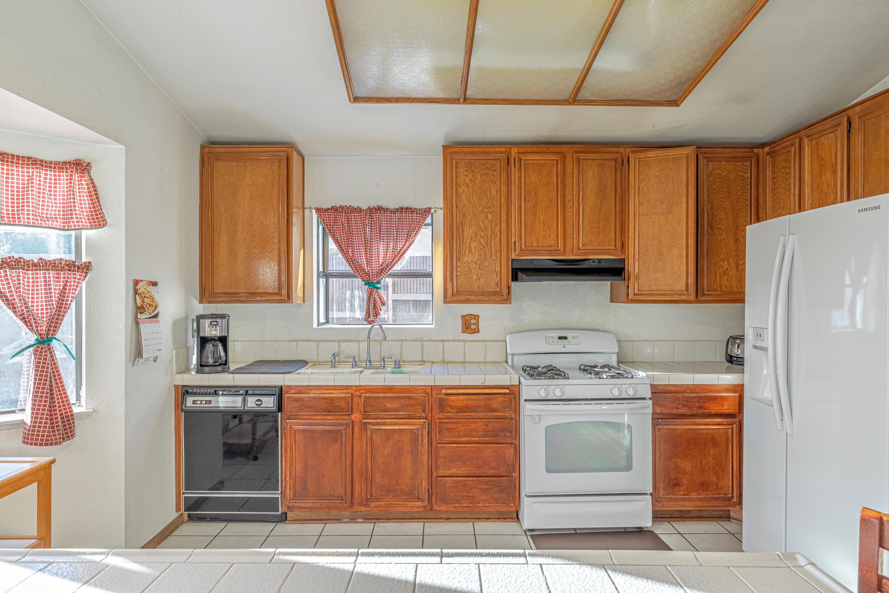 44052 Ruthron Avenue Lancaster, CA 93536 - Photo 5 of 24 JMY_2889-HDR