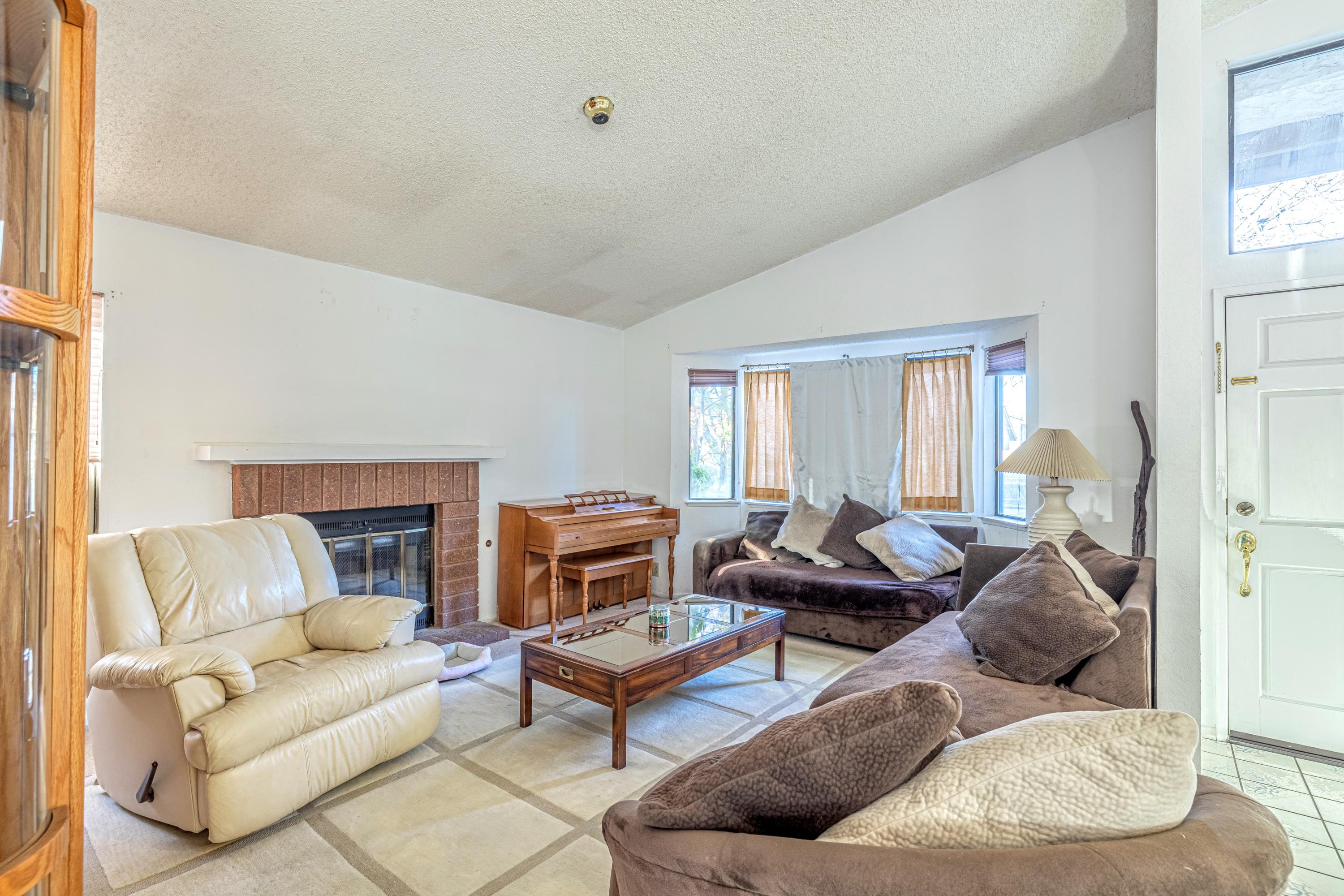 44052 Ruthron Avenue Lancaster, CA 93536 - Photo 10 of 24 JMY_2859-HDR