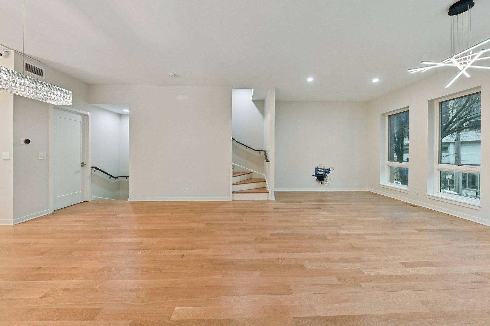 1640 South Prairie Avenue Chicago, IL 60616 - Photo 14 of 34 a view of an empty room with a window