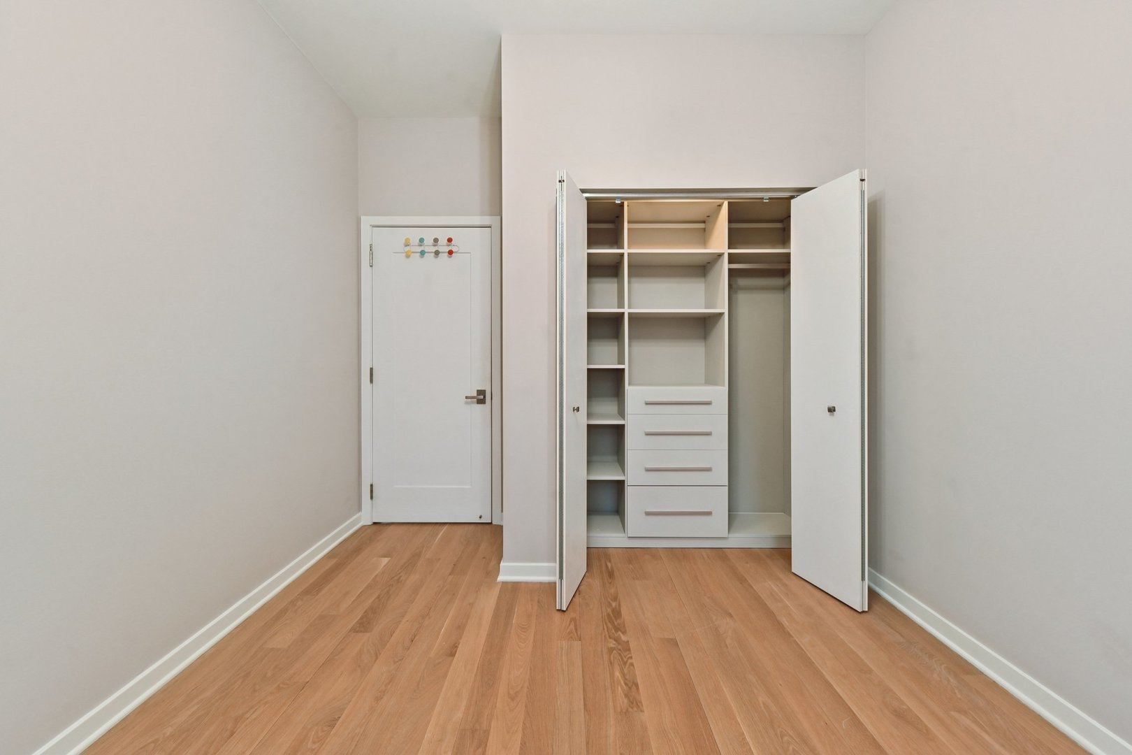 1640 South Prairie Avenue Chicago, IL 60616 - Photo 24 of 34 a view of a room with wooden floor and closet