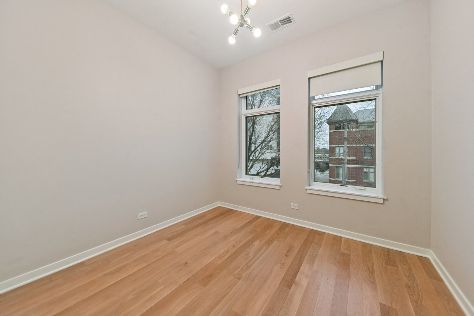 1640 South Prairie Avenue Chicago, IL 60616 - Photo 25 of 34 an empty room with wooden floor and windows