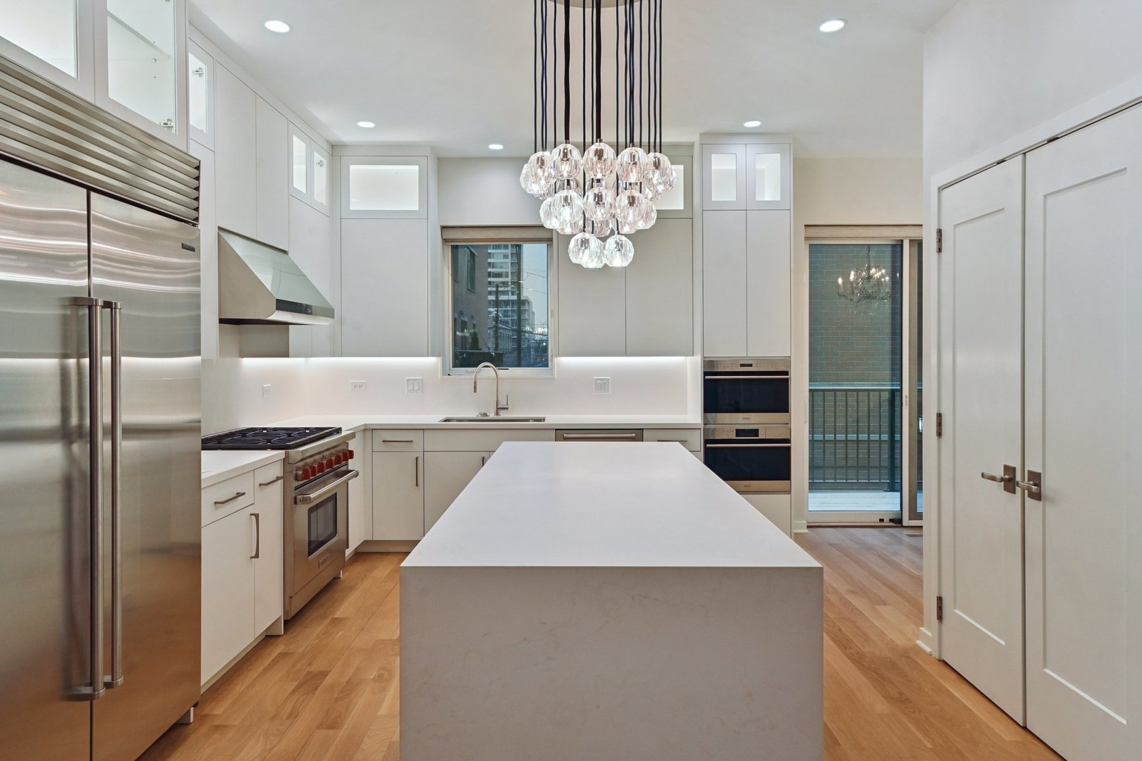 1640 South Prairie Avenue Chicago, IL 60616 - Photo 4 of 34 a kitchen with a table chairs and refrigerator